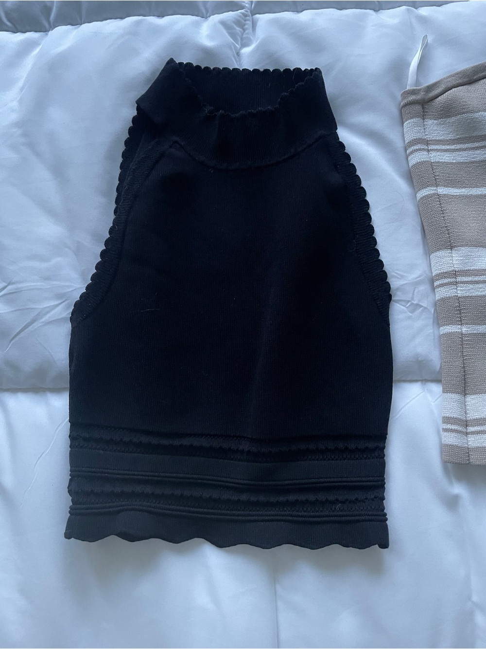 Sale Combo Pack Babaton Black Scalloped Knit Shell XS & Aritiza Top BeigeWhite S